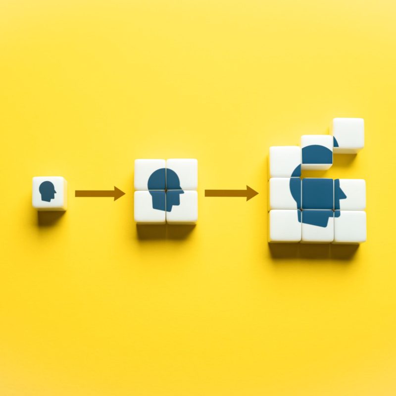 głowa pokazująca jak najlepsze książki, rozwój osobisty, wiedza jak się uczyć przekłada się na bycie lepszą osobą