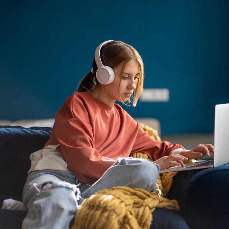 dziewczyna wyszukuje jak szybko się uczyć i na czym polega motywacja do nauki bo potrzebuje efektywnie nauczyć się na egzamin