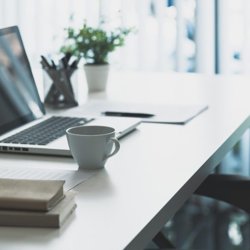 biurko z laptopem symbolizujące motywatory do pracy które daje wyznaczenie celów i pokonanie uzależnienia od internetu